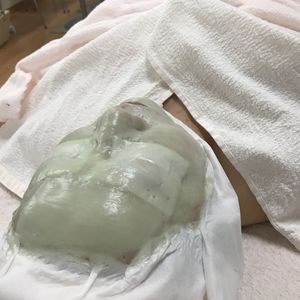 パラフィンパック施術中