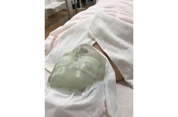 パラフィンパック施術中