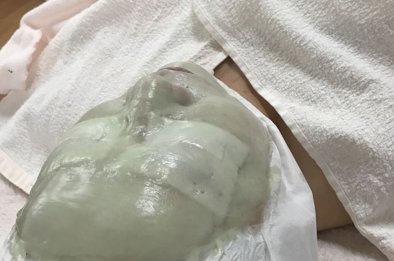 パラフィンパック施術中